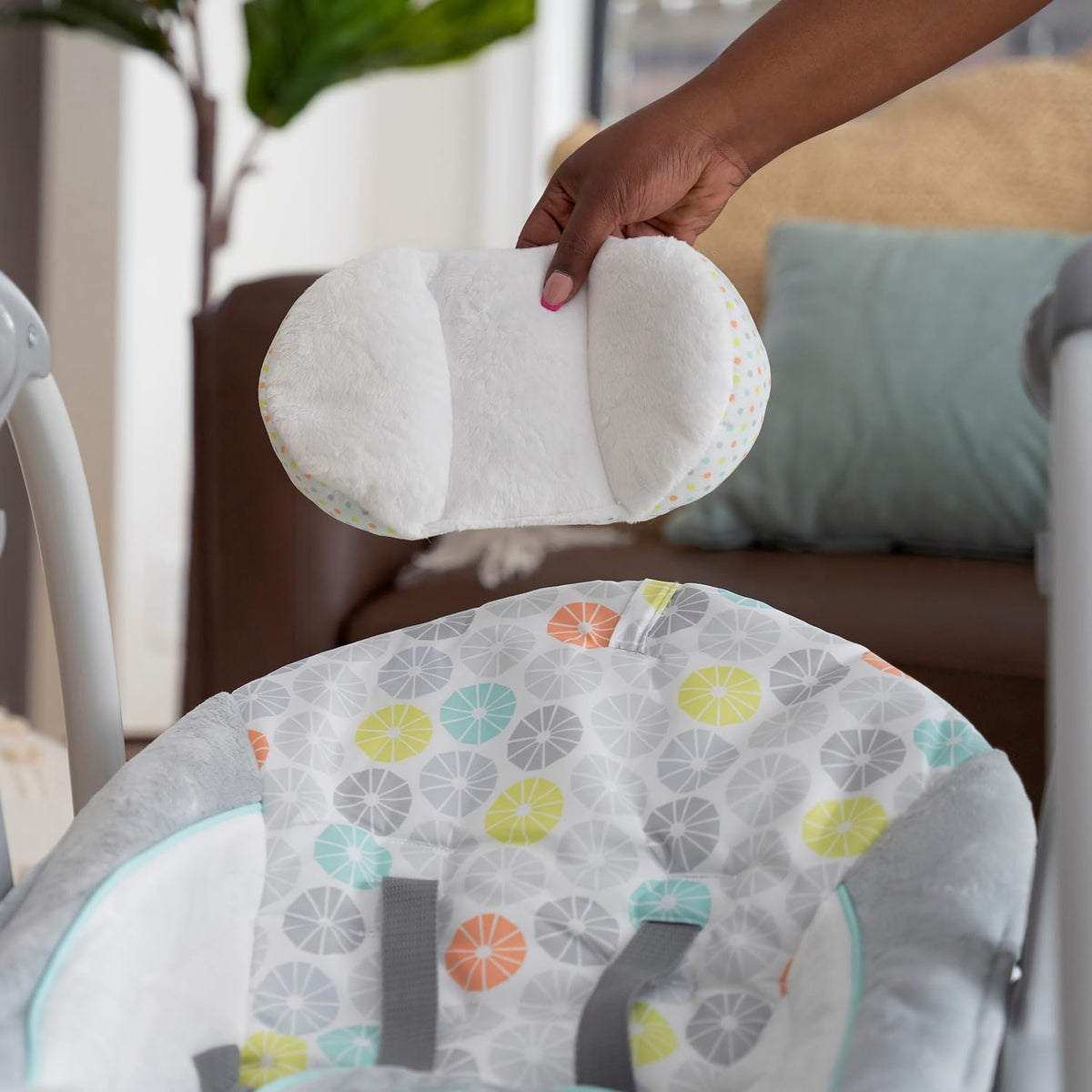 Ingenuity Swing 'n Go 5-Speed Baby Swing - Foldable, Portable, 2 Plush Toys & Sounds, 0-9 Months 6-20 lbs (Hugs & Hoots)