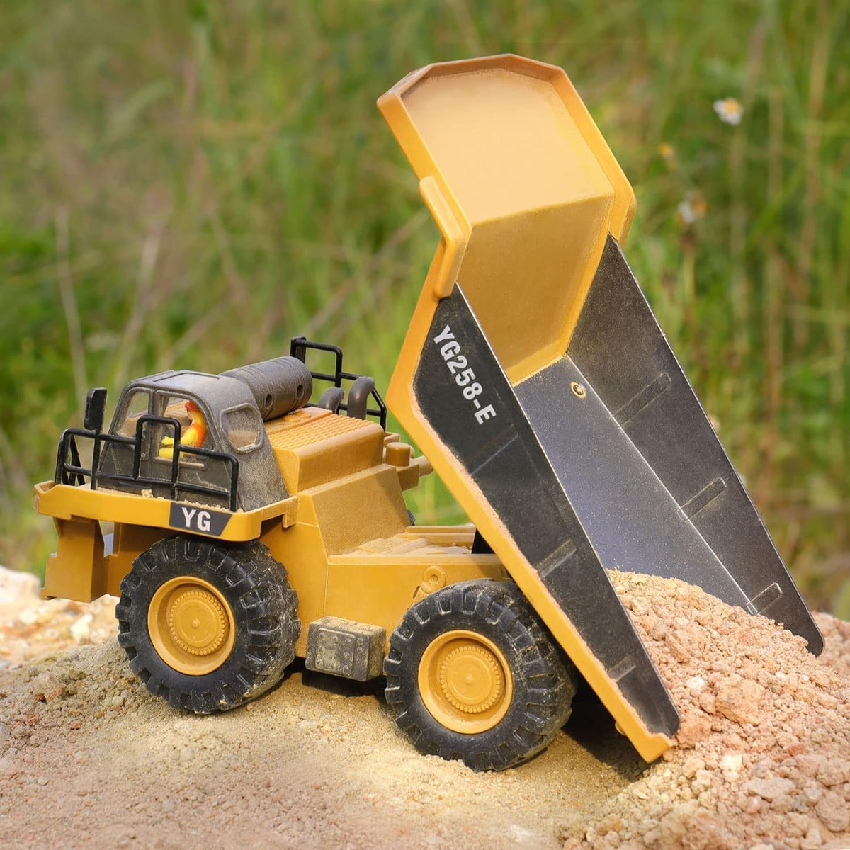 RC Dump Truck Toy for Kids, Remote Control Construction Toys Vehicle with Metal Bed and Light/Music, Birthday Gifts Ideas for Boys Gilrs