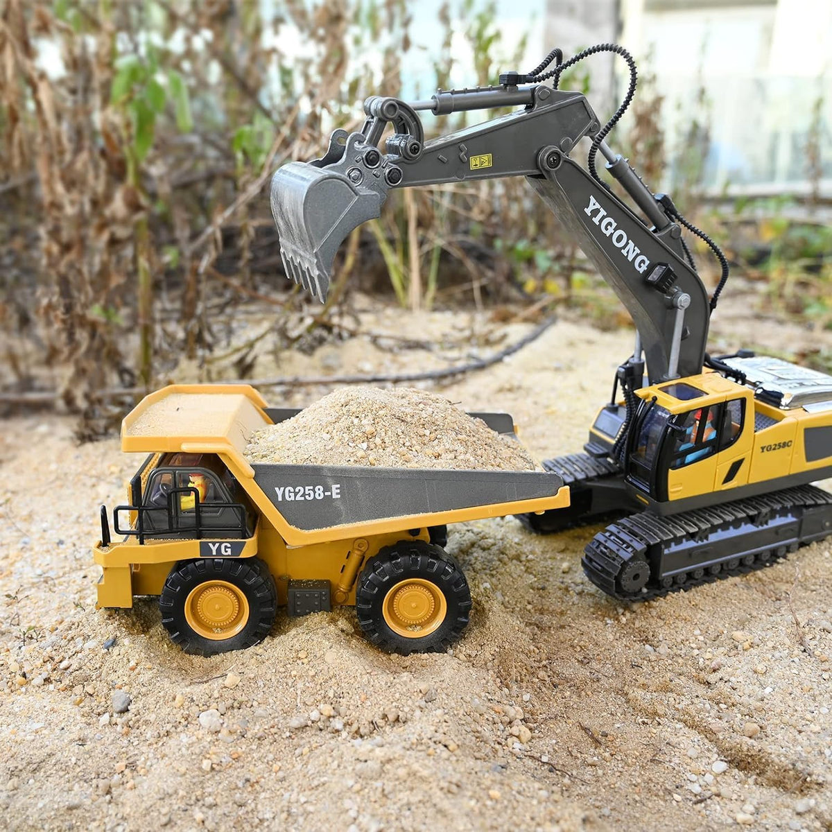 RC Dump Truck Toy for Kids, Remote Control Construction Toys Vehicle with Metal Bed and Light/Music, Birthday Gifts Ideas for Boys Gilrs
