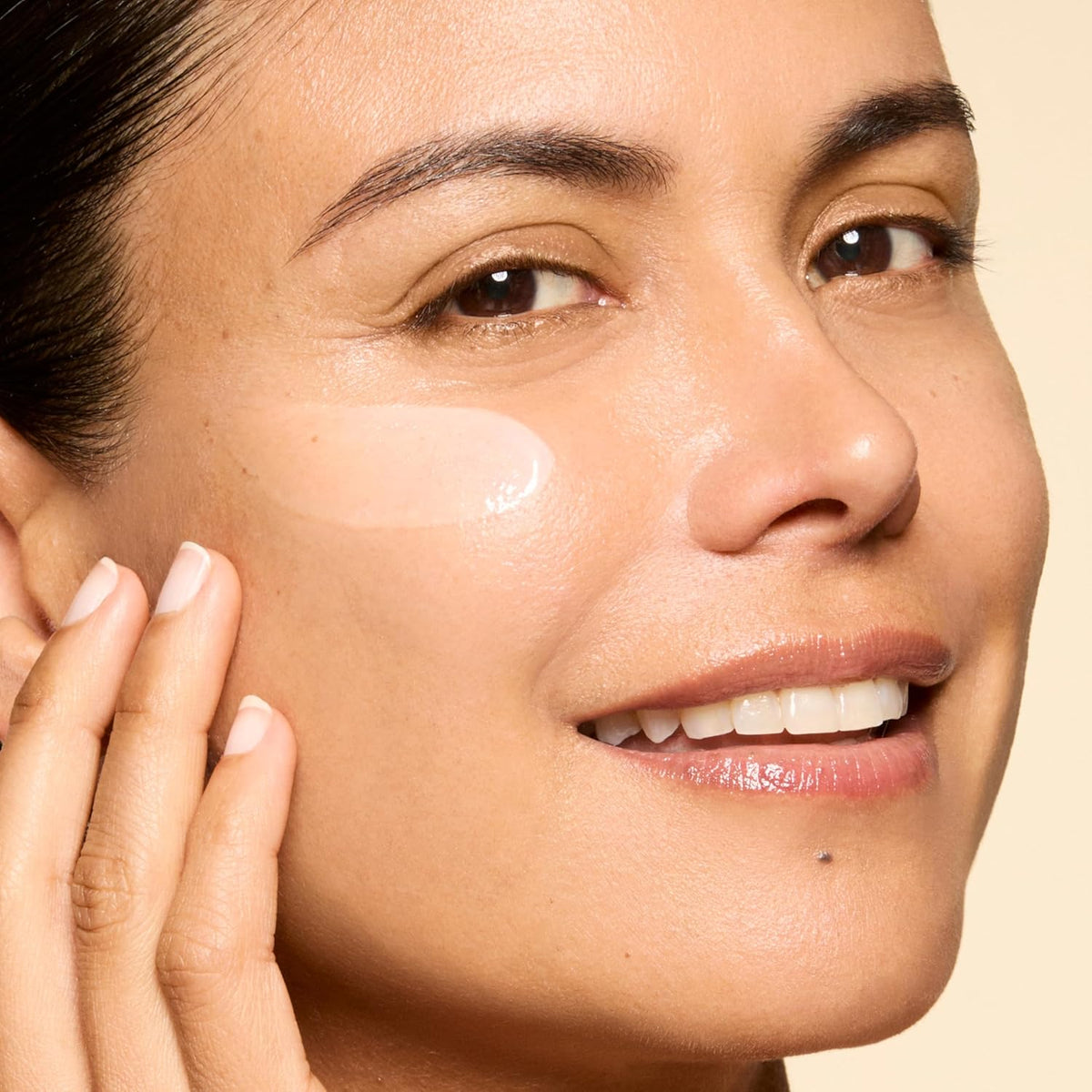 Honest Beauty Vitamin C Radiance Brightening Serum | Improves Skin Tone + Complexion | Vitamin C, Pearl, Hyaluronic Acid | EWG Verified + Cruelty Free | 1 fl oz